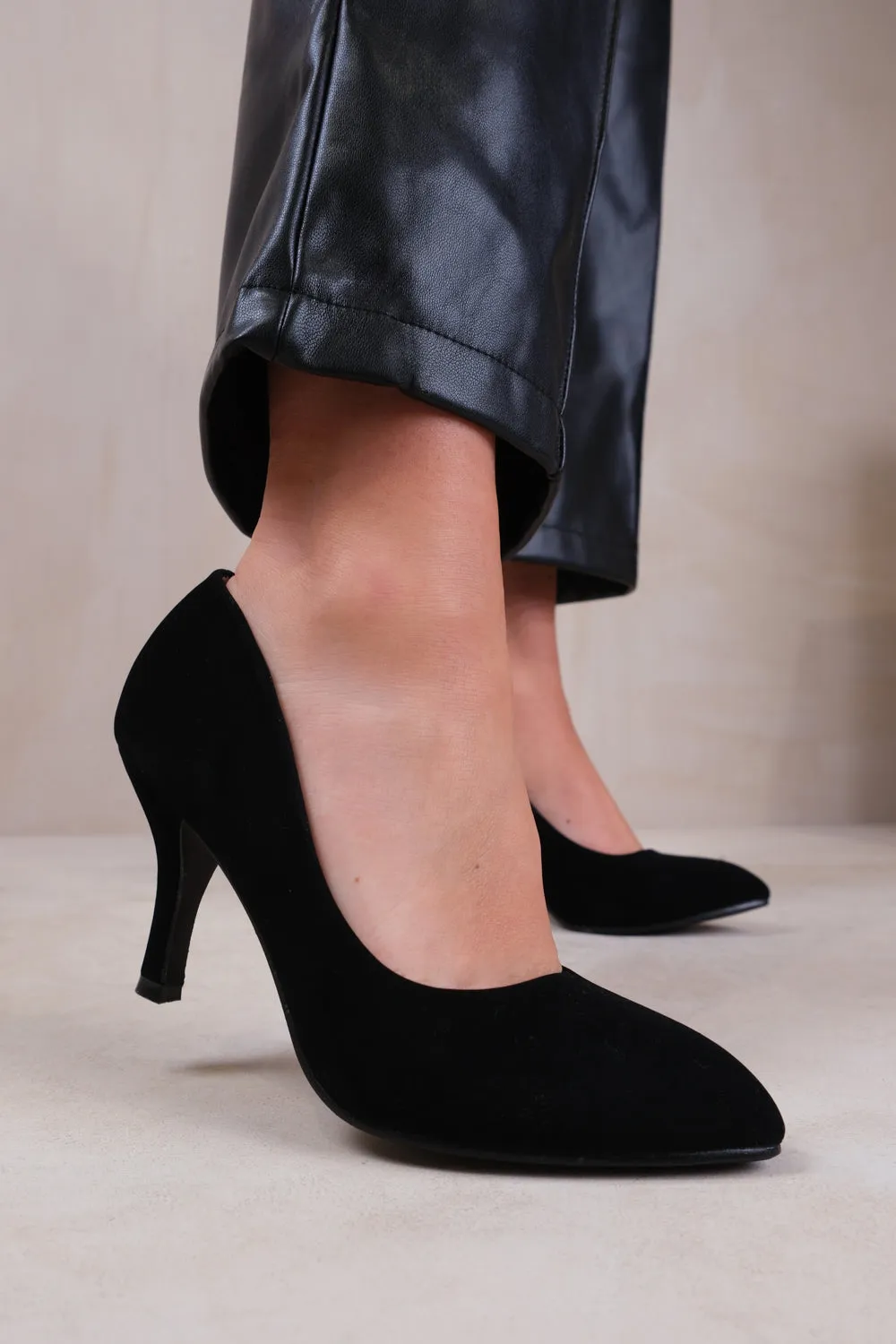 PAOLA MID HIGH HEEL COURT PUMP SHOES WITH POINTED TOE IN BLACK SUEDE